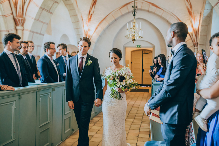 bröllopsfotograf,vigsel,burlövs gamla kyrka,skåne,weddingphotographer