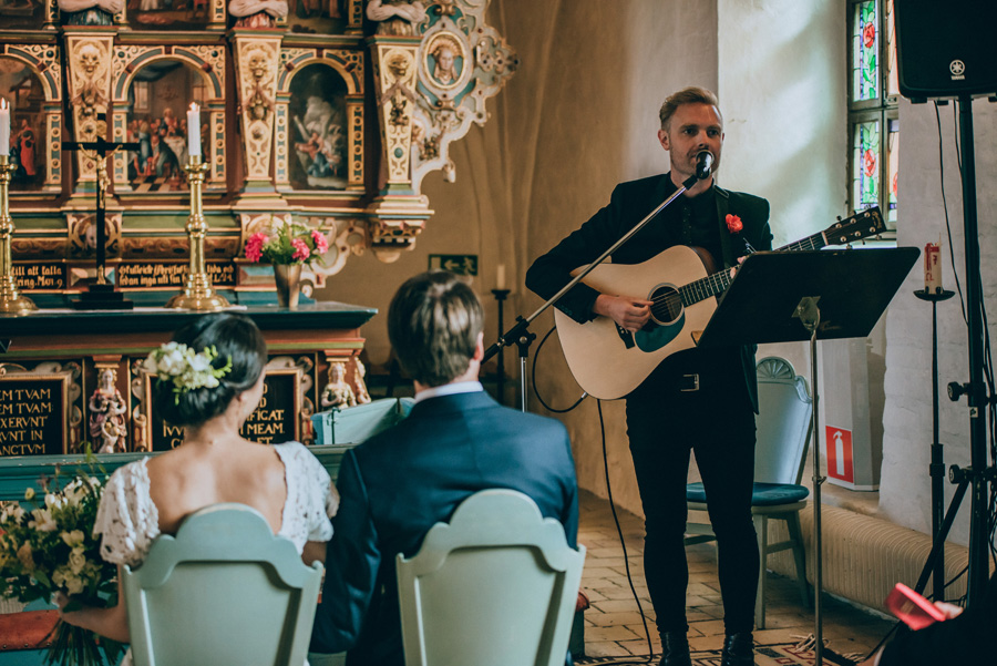 bröllopsfotograf,vigsel,burlövs gamla kyrka,skåne,weddingphotographer