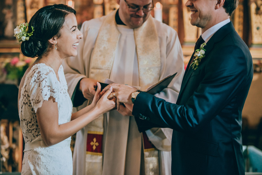 bröllopsfotograf,vigsel,burlövs gamla kyrka,skåne,weddingphotographer