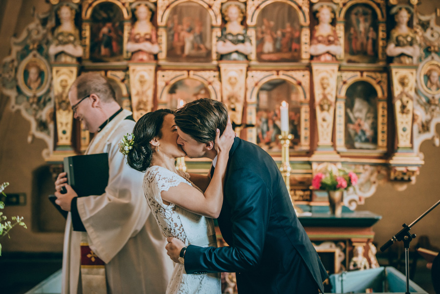 bröllopsfotograf,vigsel,burlövs gamla kyrka,skåne,weddingphotographer