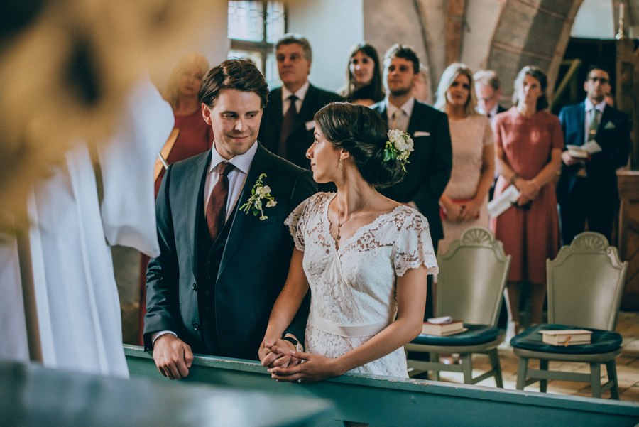 bröllopsfotograf,vigsel,burlövs gamla kyrka,skåne,weddingphotographer