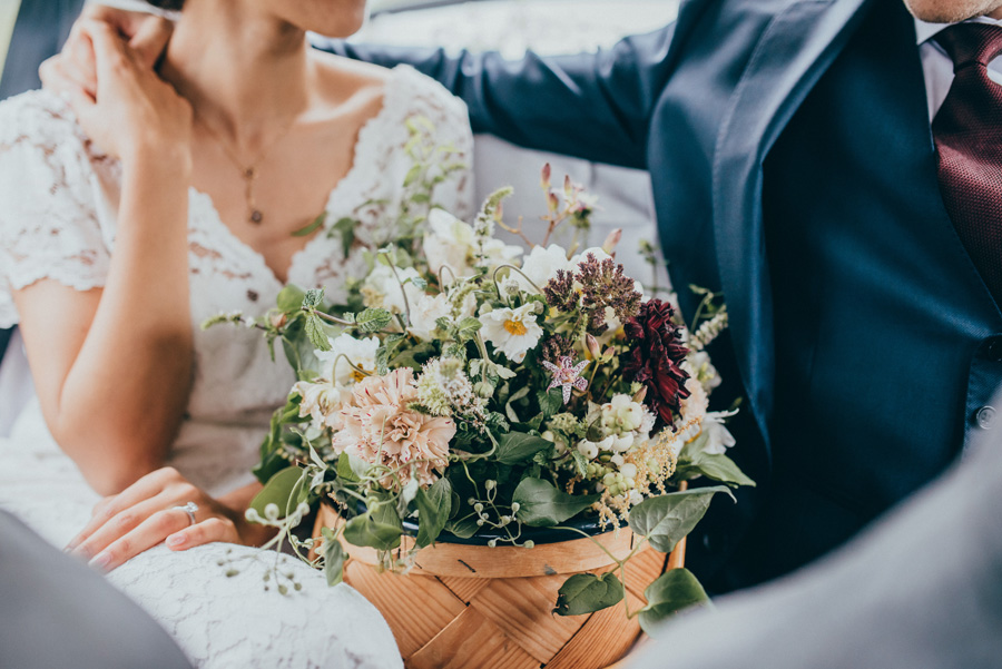 florista,blommor,bröllopsfotograf,vigsel,burlövs gamla kyrka,skåne,weddingphotographer